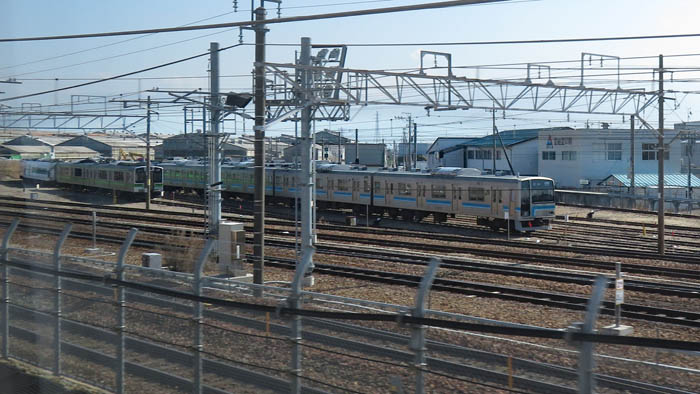 相模線205系（右）と緑帯の新潟からやってきたE127系
