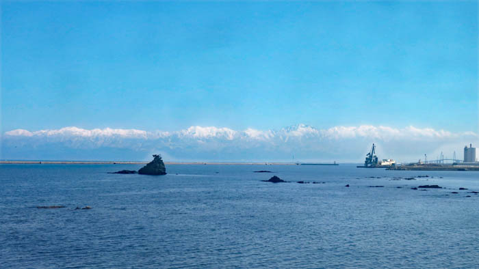 富山湾と北アルプス　JR氷見線から