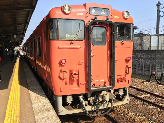 JR氷見線．キハ47系ディーゼル車