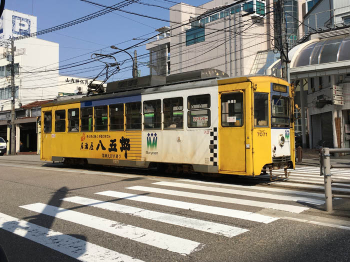 高岡市街地を走る万葉線．7000系