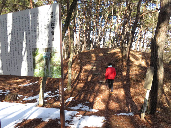 photo：前方後円墳に登る：地附山から