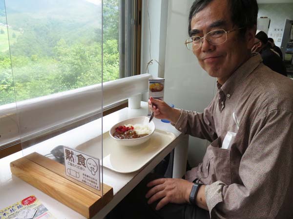 photo：志賀高原山の駅でカレーを食べる