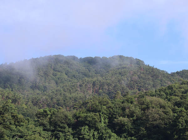 photo：朝の大峰山・我が家から