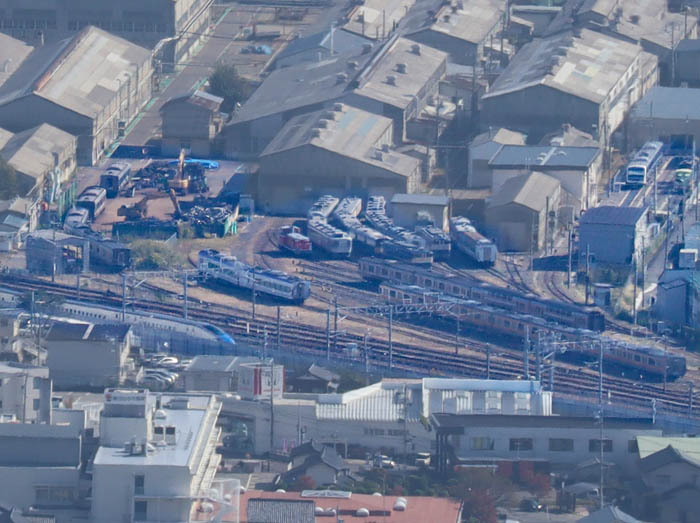 廃車置き場には中央線E233系：旭山から