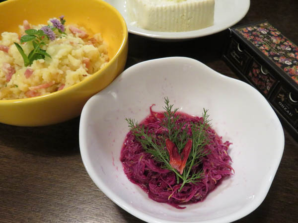 茗荷の赤い実と食用菊