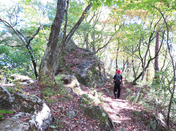 photo：山頂付近には巨岩がゴロゴロ：旭山