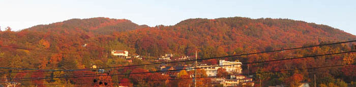 朝日が当たる大峰山、地附山