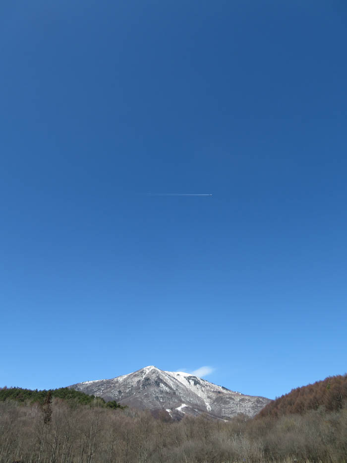 飯縄山上空に飛行機：飯綱高原