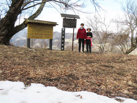 photo：木の根を登って山頂へ：葛山