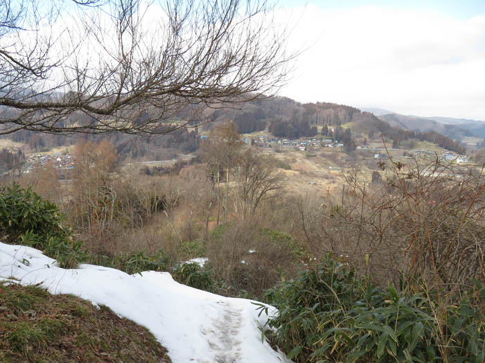 photo：北側の登山道は雪が多い：葛山