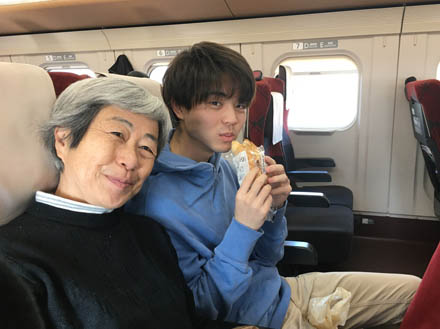 photo：北陸新幹線車内で