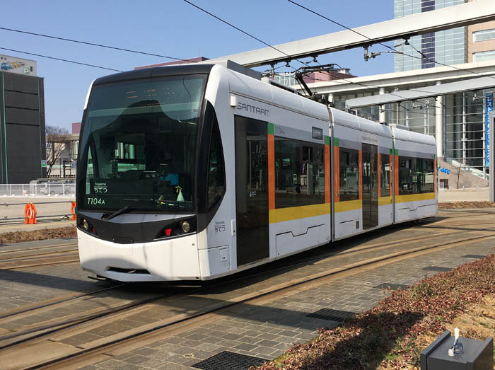 photo：富山駅前を走るライトレール