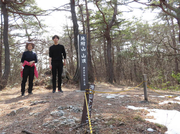 photo：ずいぶん雪が少なくなった山頂