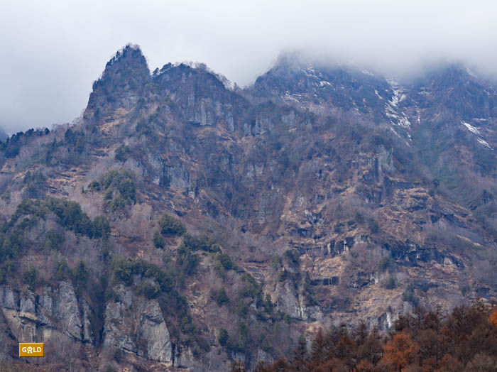 険しい姿の戸隠山