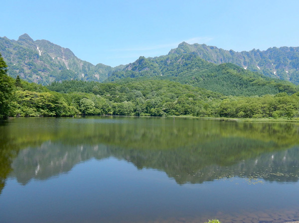 写真・鏡池と戸隠山