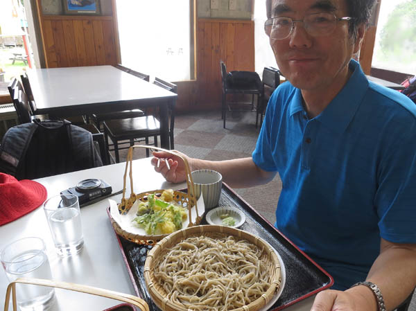 写真23山頂で蕎麦を食べる