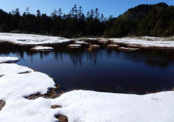 写真・四十八池湿原の湖面と志賀山