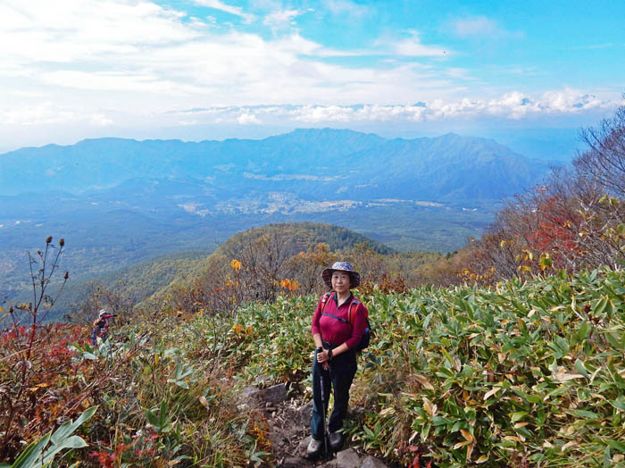 写真21アルプスを見ながら登る：飯縄山