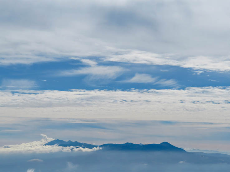 写真10雲に浮かぶ八ヶ岳と蓼科山：烏帽子岳