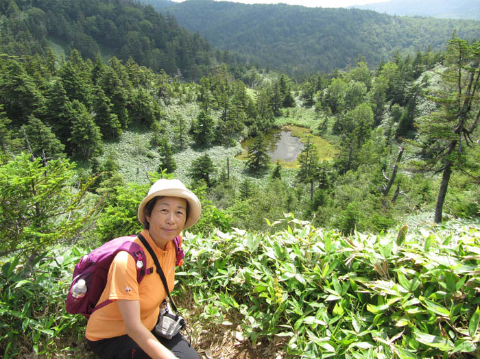 写真13稜線から湿原を見下ろす：志賀高原