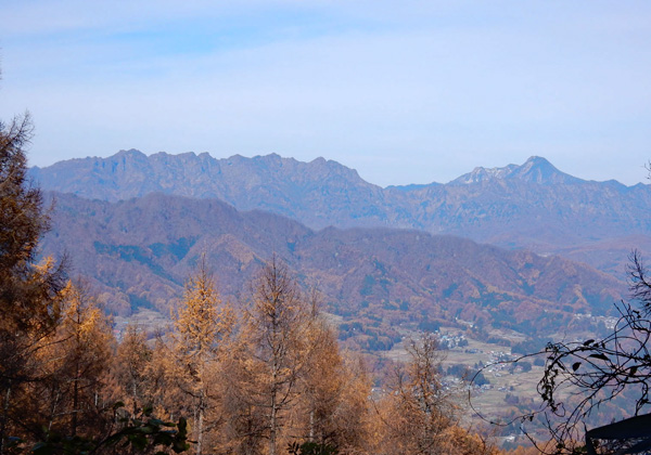 写真・山頂付近から戸隠連峰と高妻山