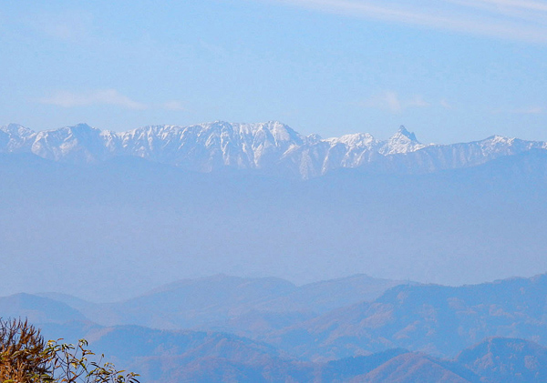 写真・陣馬平山登山道から槍ヶ岳方面の山々