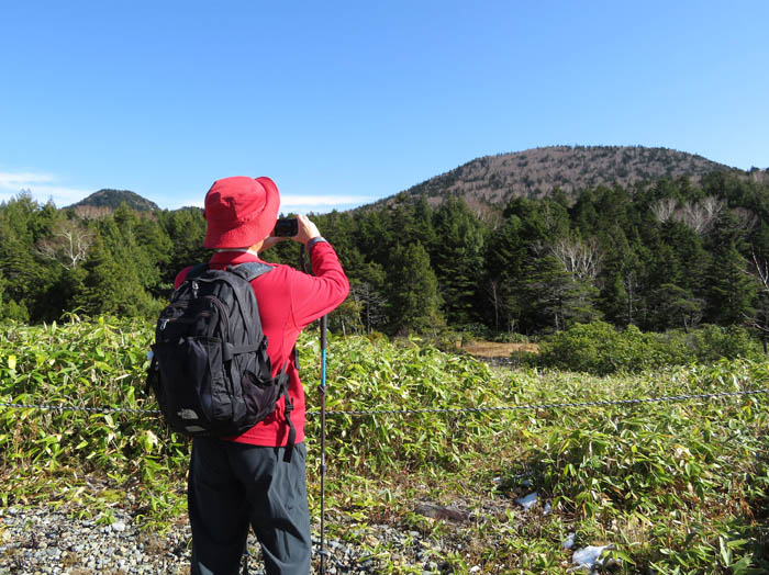 写真4鉢山を撮る（左奥は裏志賀山）