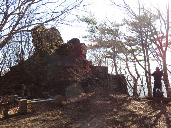 photo：保健休養地100年記念碑の前で：離山