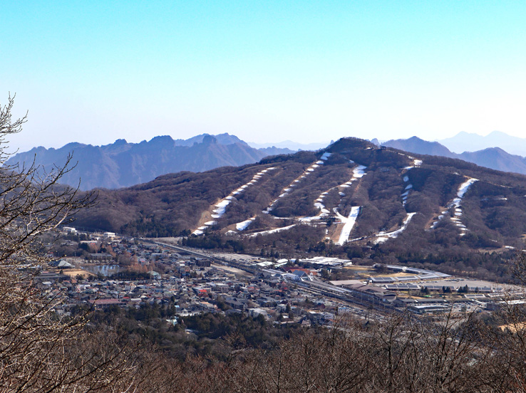 photo：保健休養地100年記念碑の前で：離山