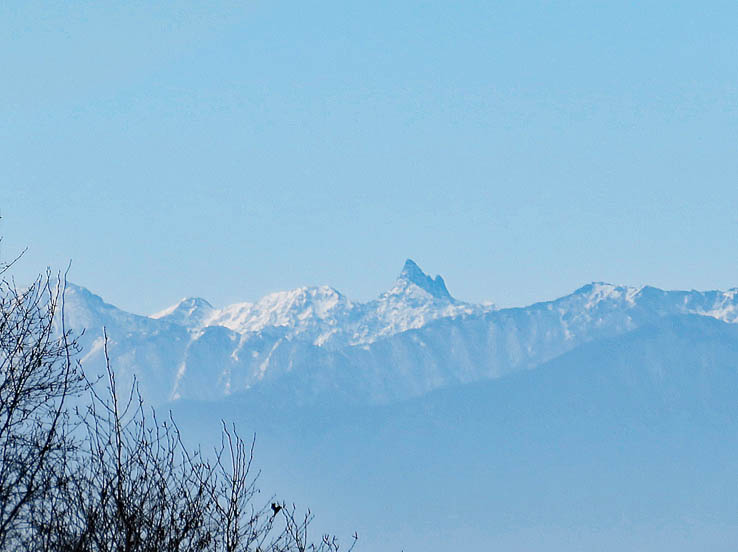 写真11木々の間から槍ヶ岳：陣馬平山