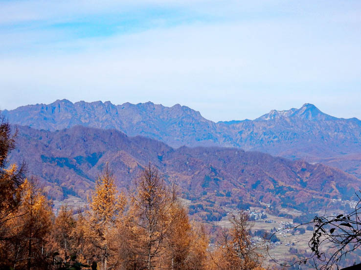 写真12地蔵峠あたりから戸隠山、高妻山：陣馬平山