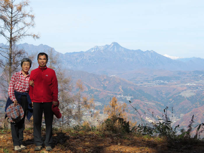 写真17頂上直下、山の家より：陣馬平山