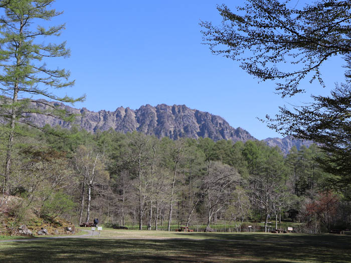 photo：みどりが池の向こうに戸隠山