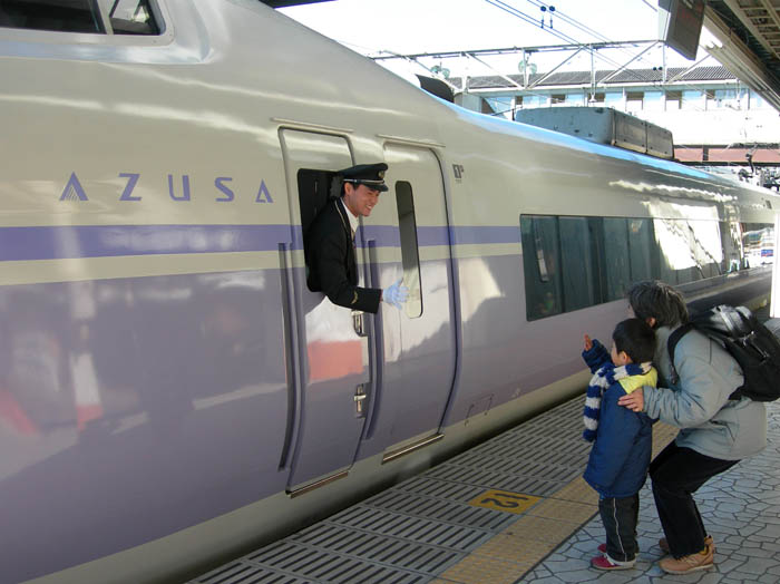 photo：E351系特急あずさの車掌さんにバイバイ：高尾山