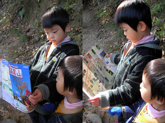 photo：リーフレットを見る孫：高尾山