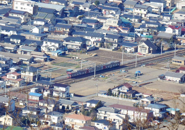 写真・千曲市を走るしなの鉄道の電車