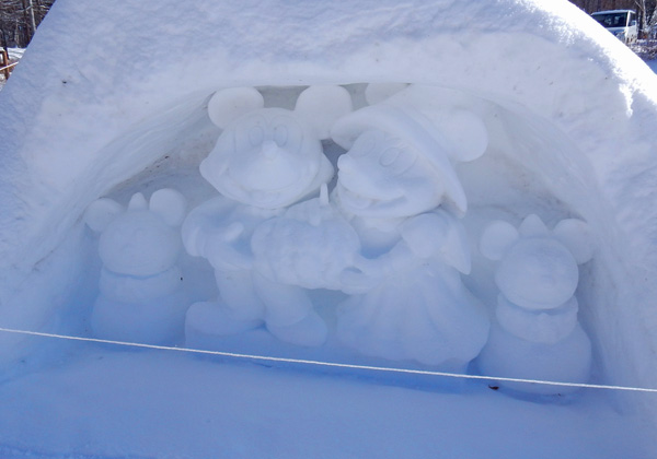 写真・雪でできたミッキー