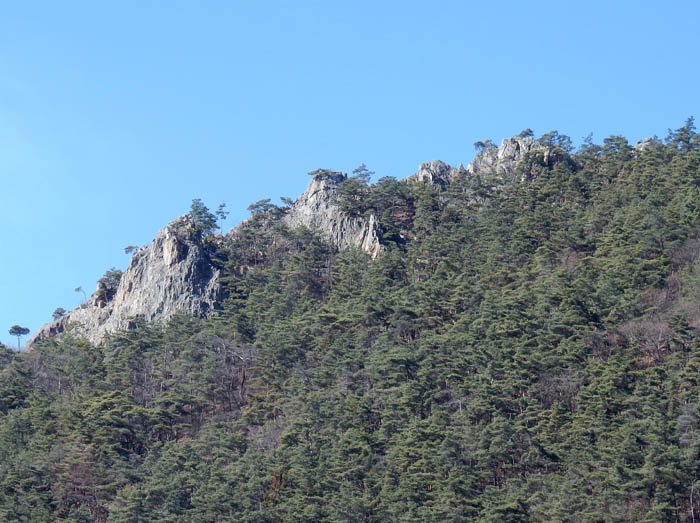 写真2岩の連なりを見上げる