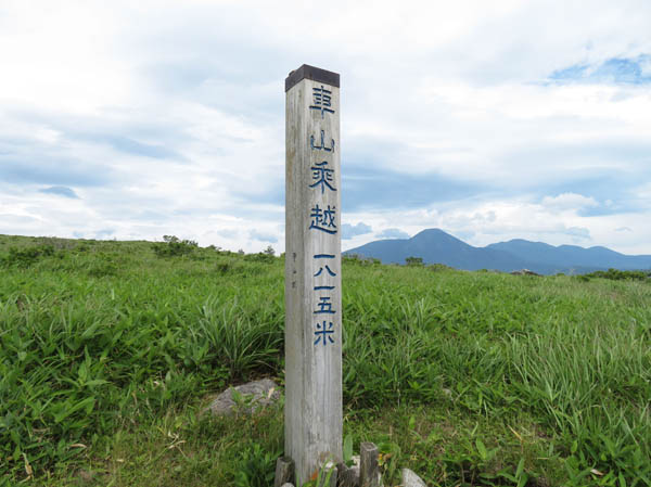 photo：広い草原の中、車山乗越