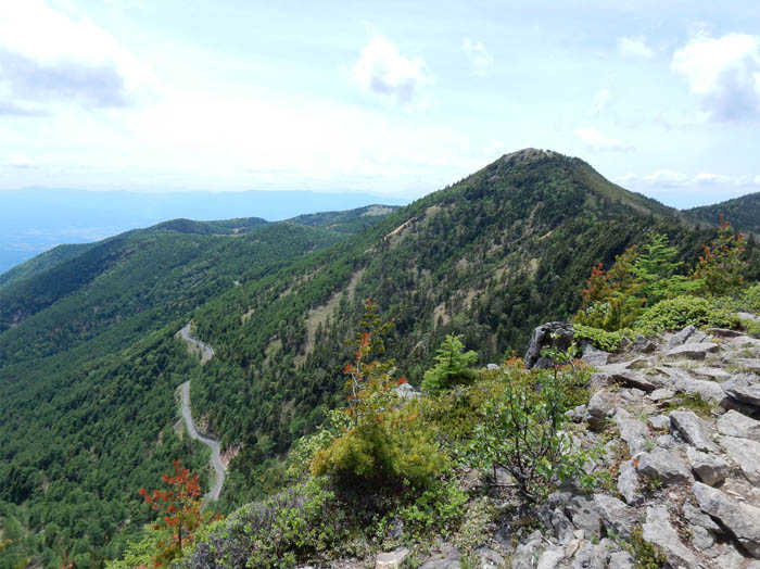 写真17東篭ノ登山の下に湯ノ丸高峰林道