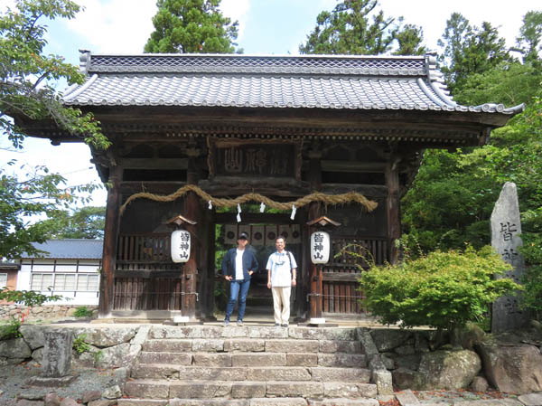 photo：山頂の皆神神社神門：皆神山