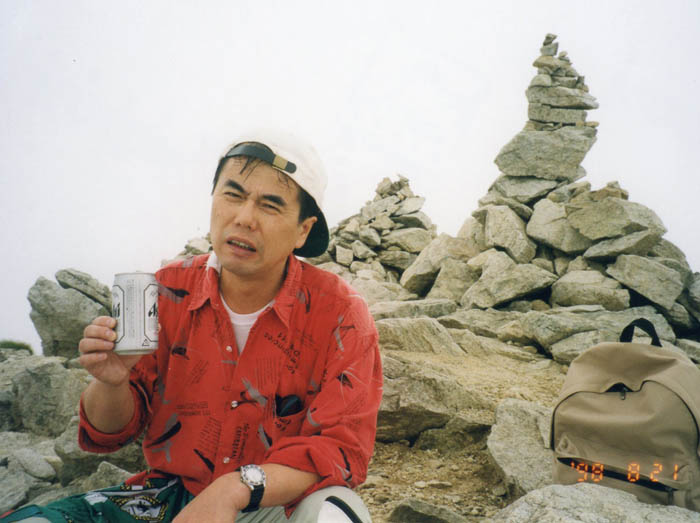 photo19山頂でビールを味わう