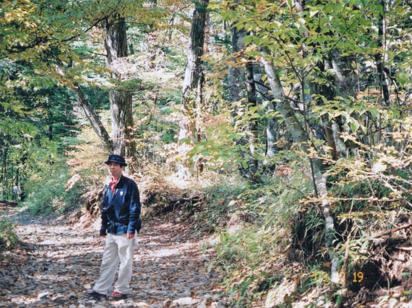 photo：紅葉が始まった道をてくてく登る：三ツ峠山