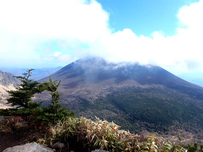 photo17雲を乗せた浅間山：黒斑山