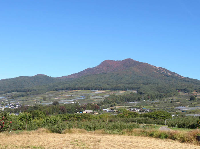 photo：車窓から高社山の紅葉