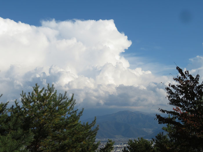 怪しい雲、雷が聞こえた：地附山