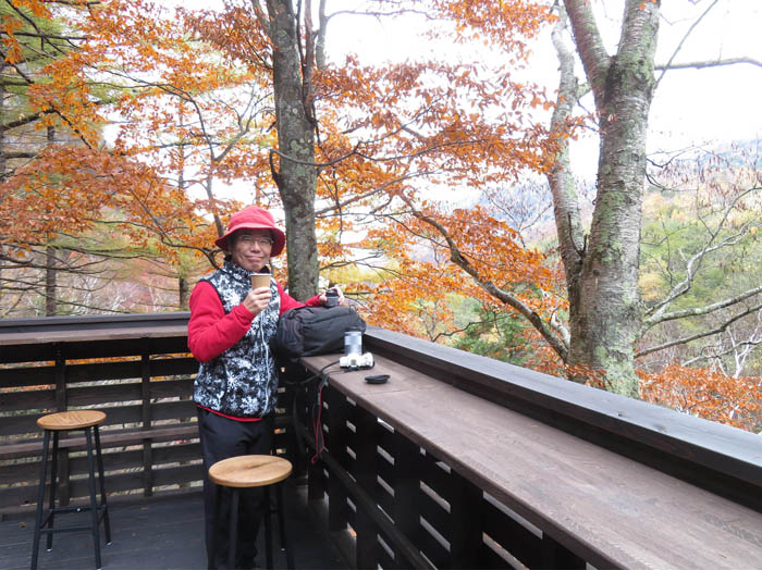 photo：不動尊奥の院前のカフェで：米子大瀑布