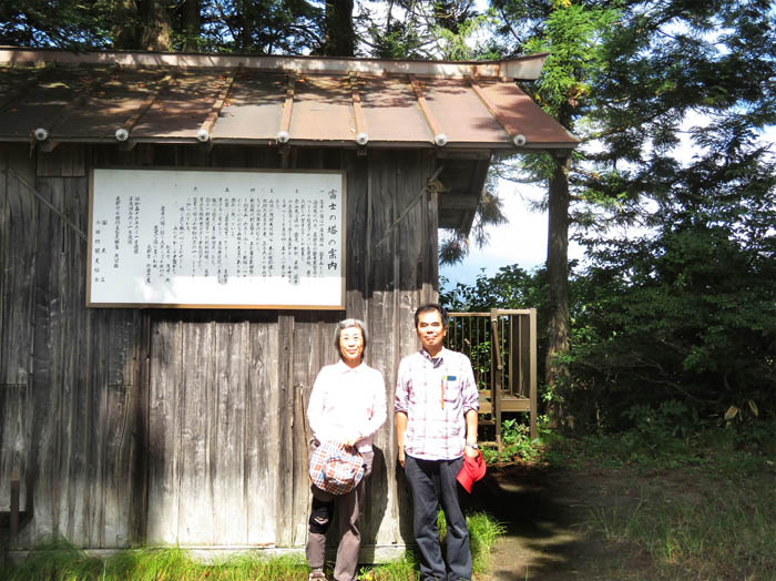 photo7山頂の小屋の前で