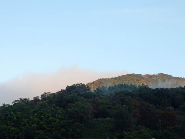 photo1大峰山山頂を見上げる