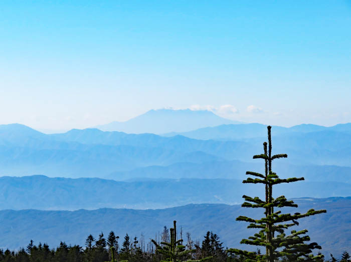 photo7山並みの向こうに御嶽山